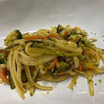 Лингвини с имбирём и овощами