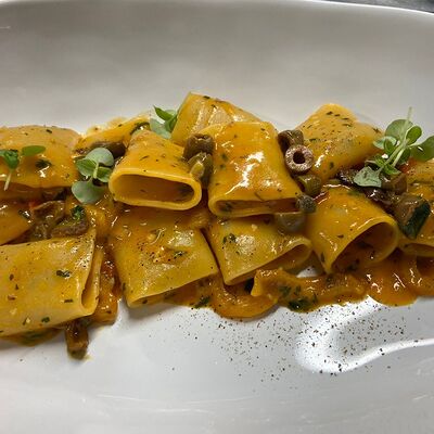 Паста Паккери c печёным перцем, таджасскими оливками и каперсами