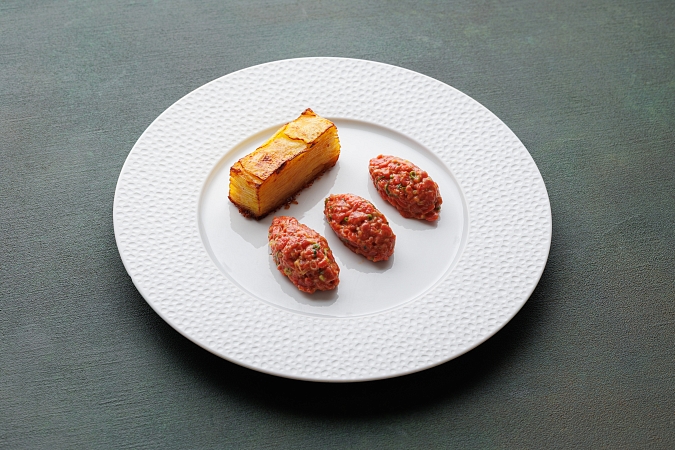 Классический тар тар из говядины с гратеном из картофеля и пармезана