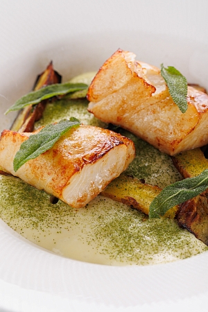 Филе чёрной трески с картофельным пармантье, разноцветной морковью и баклажанами