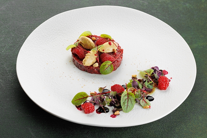 Тартар из оленины с пате из фуа-гра и малиной