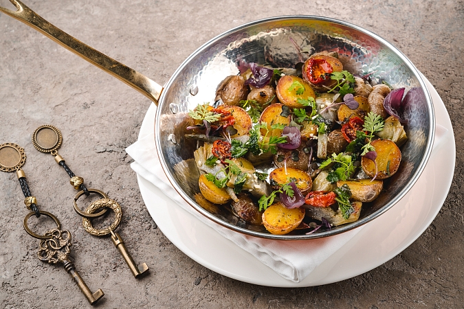 Соте из артишоков и мини-картофеля, с добавлением вяленых томатов 