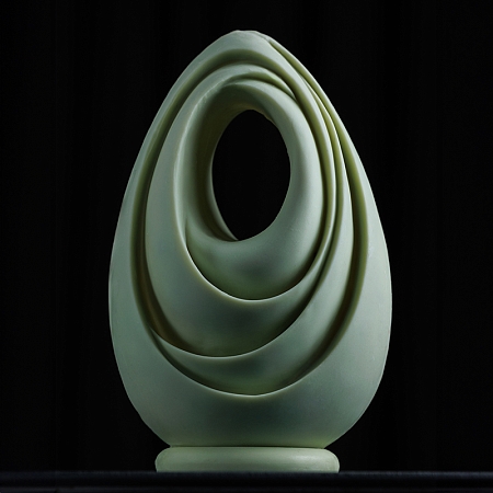 Яйцо из белого шоколада с лимоном и фисташками