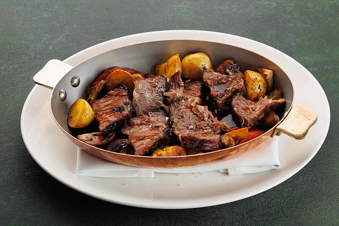 Ребро из мраморной говядины, запечённое с картофелем, болгарским перцем, белыми грибами и соусом с овощным гарумом