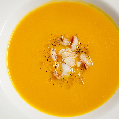 Суп-пюре из тыквы с обжаренными креветками и миндалем
