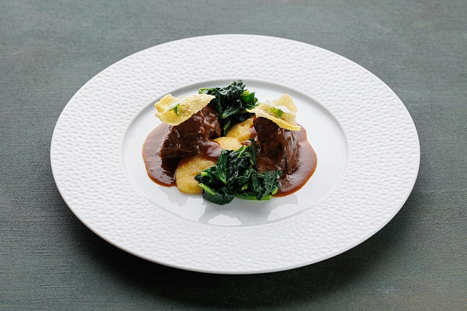 Говяжьи щечки с палентой, шпинатом с пармезаном и соусом из вина Valpolichella