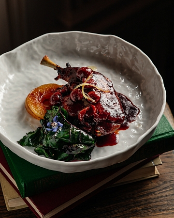 Утиная ножка конфи с зелёным яблоком, обжаренным с кальвадосом и соусом из черешни