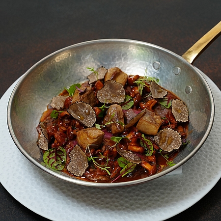 Тальята из говядины Black Angus с сезонными грбами, фуа-гра и чёрным трюфелем