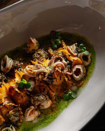 Тортелли фаршированные диким сибасом с вонголе, креветками и кальмарами