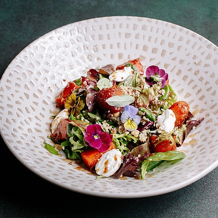 Салат с карамелизированной тыквой и козьим сыром