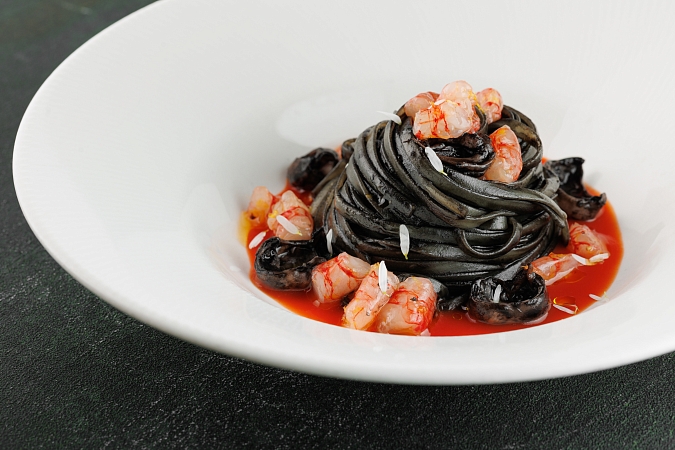 Лингвини с чернилами каракатицы и тартаром из красных сицилийских креветок