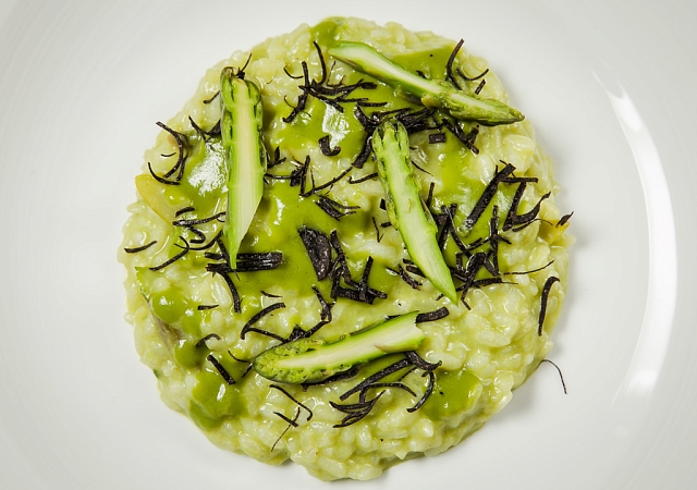 Ризотто с зелёной спаржей и чёрным трюфелем